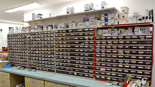 ウイン調剤薬局湯本店の薬棚
