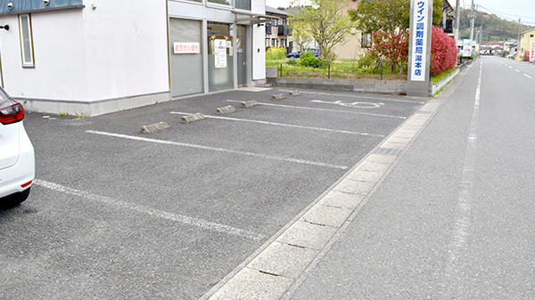 ウイン調剤薬局湯本店の駐車場