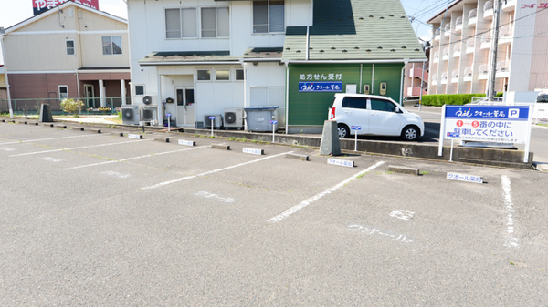 クオール薬局とやの店の駐車場