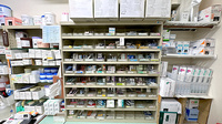 かめだ調剤薬局の薬棚