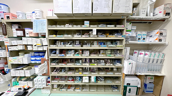 かめだ調剤薬局の薬棚