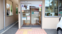 しおかわ調剤薬局の入口