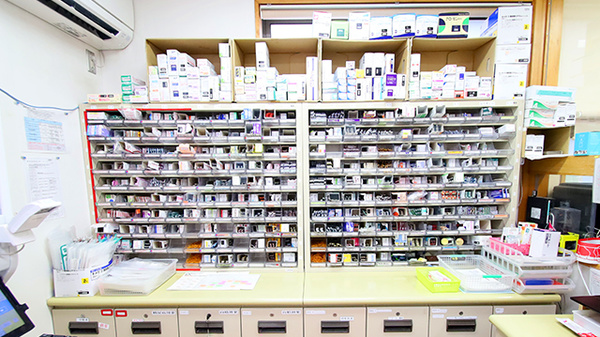 しおかわ調剤薬局の薬棚