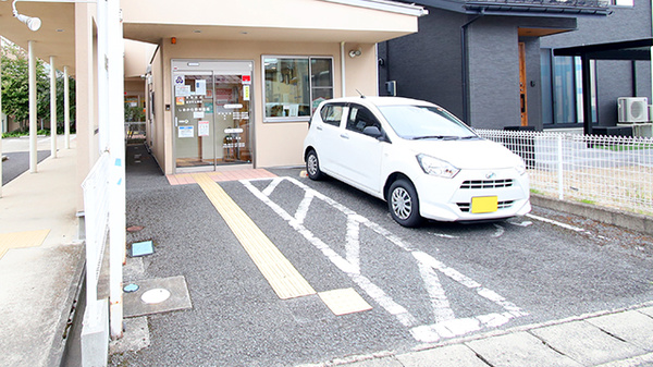 しおかわ調剤薬局の駐車場