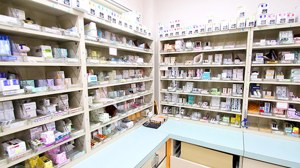トリム薬局　山鹿店の薬棚