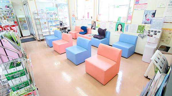 ファーマライズ薬局 鎌田店の待合スペース