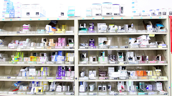 ファーマライズ薬局 大町店の薬棚