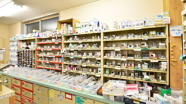 ファーマライズ薬局 内郷店の薬棚