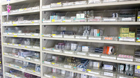 ファミリー薬局の薬棚