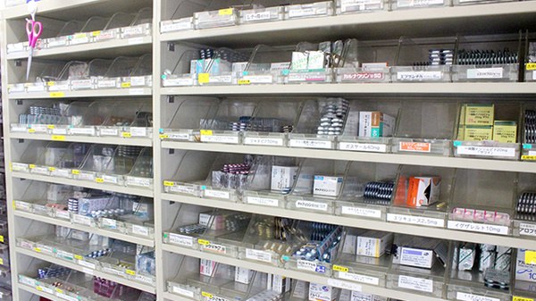 ファミリー薬局の薬棚