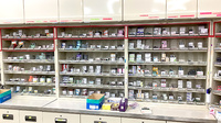 西町調剤薬局の薬棚