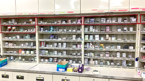 西町調剤薬局の薬棚