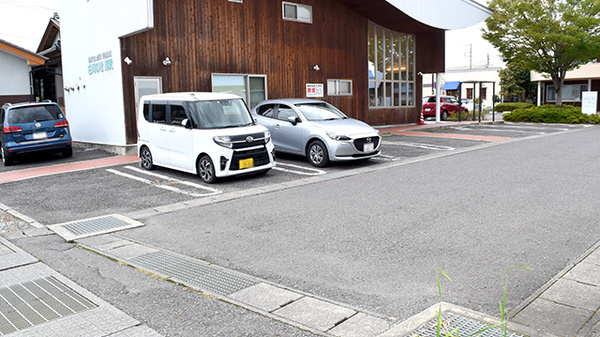 白河の杜薬局の駐車場