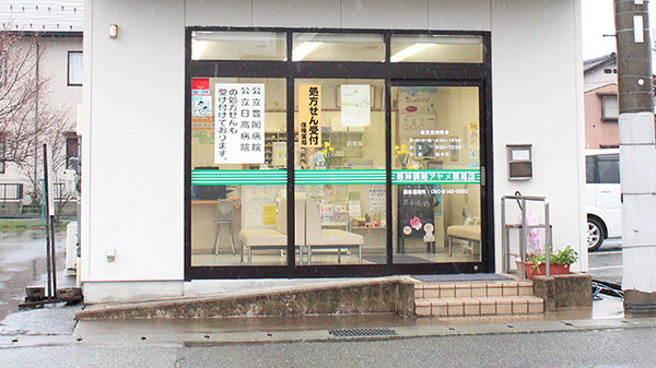阪神調剤　アヤメ薬局店の入口