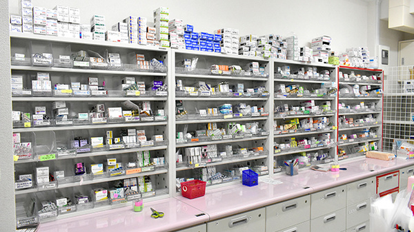 アルファ調剤薬局の薬棚