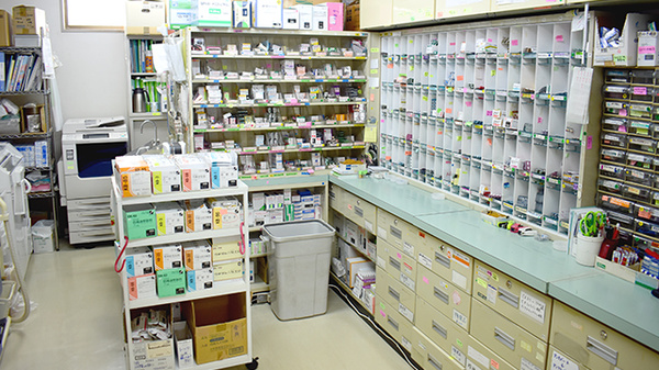 うえの調剤薬局の薬棚