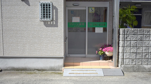 クリーン薬局土山店の入口