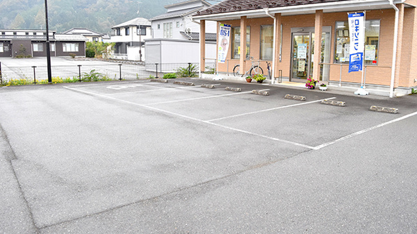 セオ薬局の駐車場