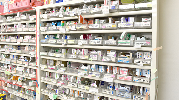まゆみ薬局半蔵門店の薬棚