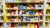 薬局トモズ晴海トリトン店の薬棚