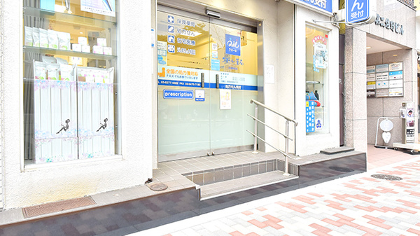 クオール薬局広尾駅前店の入口