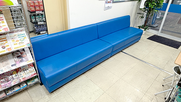 薬局トモズ蒲田店の待合スペース