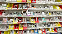 薬局トモズ蒲田店の薬棚