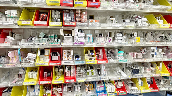 薬局トモズ蒲田店の薬棚