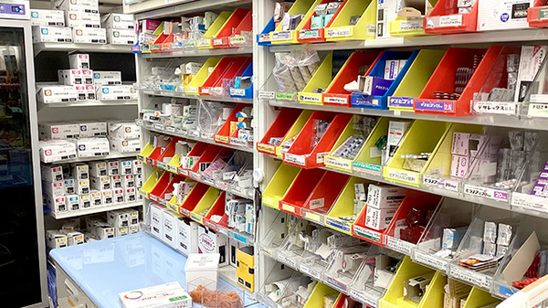 薬局トモズ西荻窪店の薬棚