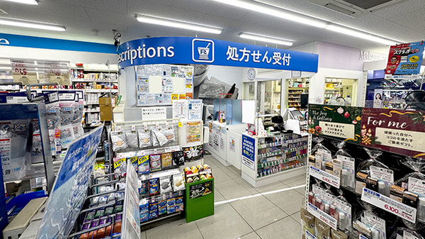 薬局トモズビーンズ赤羽店の入口