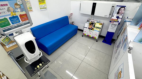 薬局トモズビーンズ赤羽店の待合スペース