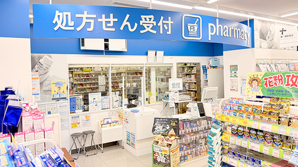 薬局トモズ大谷口店の入口