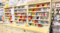 薬局トモズ大谷口店の薬棚