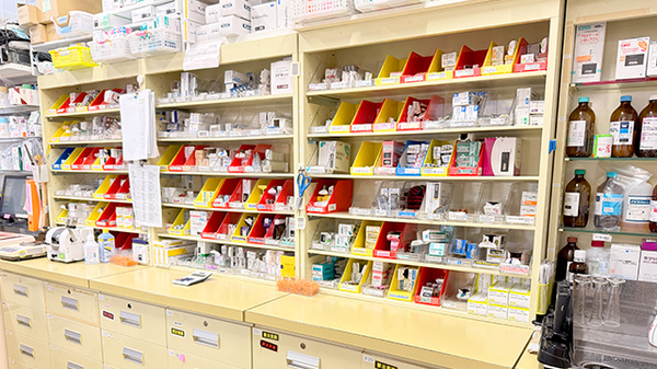 薬局トモズ大谷口店の薬棚