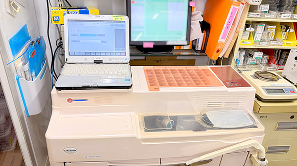 薬局トモズ大谷口店の調剤器具
