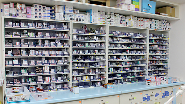 一番通り薬局の薬棚