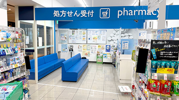 薬局トモズCoconeri店の入口