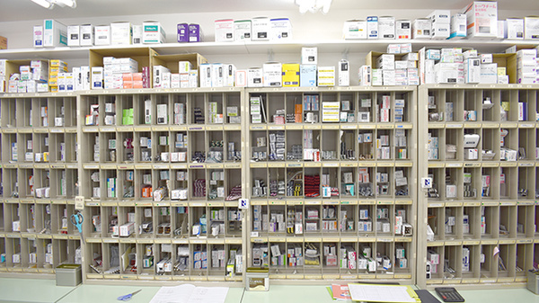 ひまわり薬局千住店の薬棚