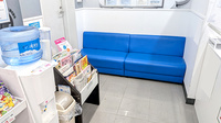 薬局トモズお花茶屋店の待合スペース
