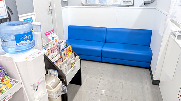 薬局トモズお花茶屋店の待合スペース