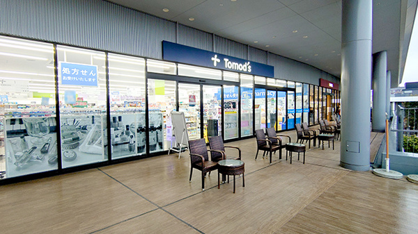薬局トモズ　クイーンズ伊勢丹仙川店の外観