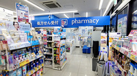 薬局トモズ　クイーンズ伊勢丹仙川店の入口