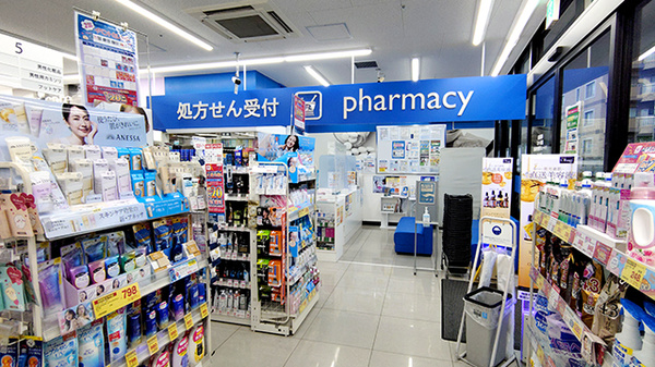 薬局トモズ　クイーンズ伊勢丹仙川店の入口