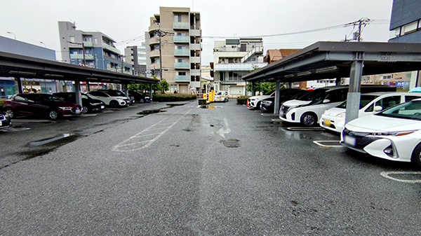 薬局トモズ　クイーンズ伊勢丹仙川店の駐車場