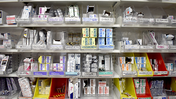 薬局トモズ小田急マルシェ玉川学園前店の薬棚