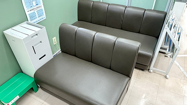 薬局トモズ東小金井店の待合スペース