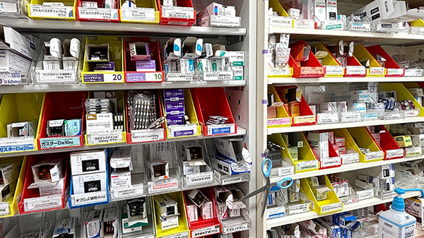 薬局トモズ東小金井店の薬棚