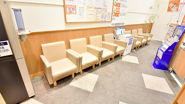 イオン薬局多摩平の森店の待合スペース