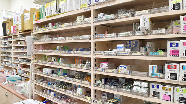 ウイン調剤薬局横浜西口店の薬棚