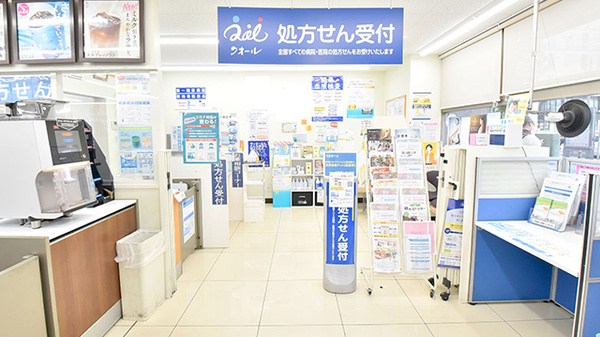 ローソンクオール薬局港北新横浜二丁目店の入口